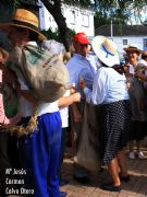 Los segadores reparten los trozos de pan representando como se haca en los aos 50 en Mones